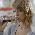 Taylor Swift ir jos katė Olivia Benson filmuojasi dietinės &bdquo;Coca colos&ldquo; reklamai