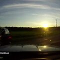 policija-paviesino-kaip-beglys-motociklininkas-trenkesi-i-kelia-uztverusi-volvo