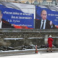 Po okupacijos mieste i&scaron;kilo plakatai su Vladimiru Putinu