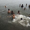 Varginanti kaitros banga Pakistane