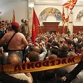 Demonstrantai &scaron;turmavo Makedonijos parlamentą.