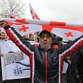 Gruzinas su &scaron;alies vėliava
