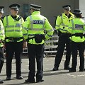 Didžiosios Britanijos pareigūnai kai kuriuose rajonuose turi teisę neįspėję įeiti į namus.