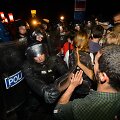 Slovėnijos policija a&scaron;arinėmis dujomis nuvarė i&scaron; Kroatijos besiveržiančius migrantus.