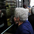 Graikijos pensininkai laukia eilėse prie bankų