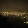 San Salvadoro miestas naktį.