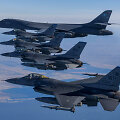 JAV karinių oro pajėgų bombone&scaron;iai B-1B, Pietų Korėjos karinių oro pajėgų naikintuvai F-35A ir JAV karinių oro pajėgų naikintuvai F-16 dalyvauja bendrose oro pratybose,