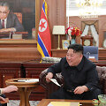 Kim Yong Cholas (kairėje) perdavė Donaldo Trumpo lai&scaron;ką Kim Jong Unui.