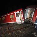 netoli &Scaron;tadtrodos Vokietijos rytuose vėlai penktadienį nuo bėgių, kuriuos užpylė žemės nuo&scaron;liauža, nuvažiavo regioninis traukinys. 