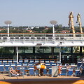 Klaipėdoje prisi&scaron;vartavęs kruizinis laivas &bdquo;Serenade of the Seas&ldquo; &ndash; tarsi keliaujantis vie&scaron;butis, kuriame netrūksta pramogų