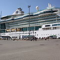 Klaipėdoje prisi&scaron;vartavęs kruizinis laivas &bdquo;Serenade of the Seas&ldquo; &ndash; tarsi keliaujantis vie&scaron;butis, kuriame netrūksta pramogų