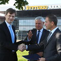 &bdquo;Axis Industries&ldquo; vadovas Remigijus Baltru&scaron;aitis (kairėje) ir Klaipėdos miesto savivaldybės administracijos direktorius Saulius Budinas penktadienį pasira&scaron;ė oficialią rangos sutartį.