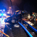 Vilniuje į elektros stulpą rėžėsi automobilis