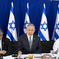 Benjaminas Netanyahu (viduryje)