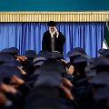 Irano ajatola Ali Khamenei atiduoda pagarbą karinių oro pajėgų nariams
