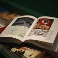 Hitlerio knyga &bdquo;Mano kova&ldquo; su istorikų komentarais Vokietijos knygynuose