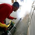 Darbininkai dezinfekuoja aplinką nuo Zika virusą perne&scaron;ančių uodų
