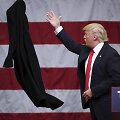 Donaldas Trumpas nusimeta savo apsiaustą