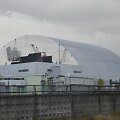 Černobylyje naujas milžini&scaron;kas gaubtas pradėtas stumti ant branduolinio reaktoriaus