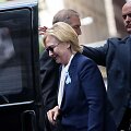 Hillary Clinton lipa į automobilį