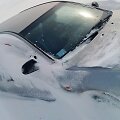 Rusijoje sniege įstrigęs automobilis