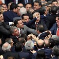 Turkijoje vykstant debatams dėl prezidento galių įstatymų leidėjai &scaron;vaistėsi kum&scaron;čiais