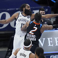 Jamesas Hardenas prie&scaron; Shai Gilgeous-Alexanderį