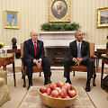 Donaldas Trumpas ir Barackas Obama Baltuosiuose Rūmuose