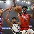 Benas Simmonsas, Giannis Antetokounmpo ir Joelis Embiidas