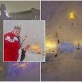 Vytis Lasys savo kieme i&scaron; sniego pastatė bažnyčią