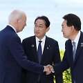 JAV prezidentas Joe Bidenas, Japonijos premjeras Fumio Kishida, Pietų Korėjos prezidentas Yoon Suk-yeolas