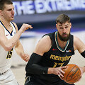 Jonas Valančiūnas (de&scaron;inėje) akistatoje su Nikola Jokičiumi