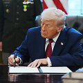 D. Trumpas pasira&scaron;o vykdomąjį įsaką / CNP/AdMedia/SIPA / CNP/AdMedia/SIPA