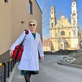 Slaugytoja Rita prie hospiso pastato. Fone &ndash; Vilniaus Misionierių bažnyčia 