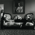 Ra&scaron;ytojas Trumanas Capote savo bute, Niujorke, 1977 m. &copy; 1977 Arnold Newman. Getty Images