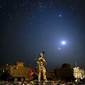 Britų karys prie dviejų &bdquo;Mastiff&ldquo; kovos ma&scaron;inų