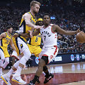 Kyle'as Lowry (de&scaron;inėje) prie&scaron; Domantą Sabonį