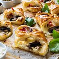 Pikanti&scaron;ki pyragėliai su mocarela ir grybais