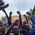 Nigerio gynybos ir saugumo pajėgas palaikanti protestuotojų minia