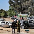 Apleistos ma&scaron;inos, kuriomis bandė bėgti &bdquo;Hamas&ldquo; užpulti festivalio dalyviai 