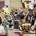 Ekspertai stenduose padeda lankytojams susipažinti su gėrimų kultūra Lietuvoje ir pasaulyje