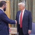 Donaldas Trumpas ir Ahmedas al Sharaa / Saudi Royal Palace / AP
