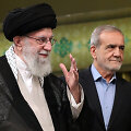 A. Khamenei ir M. Pezeshkianas / Iranian Supreme Leader'S Office / ZUMAPRESS.com