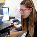 Solveiga Pak&scaron;taitė laboratorijoje