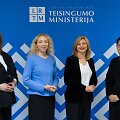 Teisingumo ministrės Ritos Tama&scaron;unienės politinio pasitikėjimo komandoje darbą pradeda viceministrės Barbara Alia&scaron;evičienė (pirma i&scaron; kairės), Kristina Zamarytė-Sakavičienė (antra i&scaron; kairės) ir kanclerė Liucina Kotlovska (de&scaron;inėje)