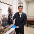 Ambasadorius Ričardas &Scaron;lepavičius mažojoje ambasados posėdžių salėje nutarė pakabinti originalią prie&scaron;kario Lietuvos ambasados Romoje &bdquo;Villa Lituania&ldquo; nuotrauką