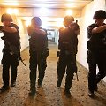 Filipinų policijai ypač trūkstant pinigų pareigūnams tenka patiems pirkti &scaron;ovinius 