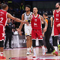 Shabazzas Napieras (viduryje)