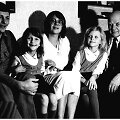 Su Pulikų &scaron;eima. I&scaron; de&scaron;inės: Juozas Baltu&scaron;is, dukra Violeta, anūkės Julija ir Simona, žentas Antanas. 1988 m. 