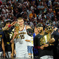 Nikola Jokičius su finalo MVP trofėjumi